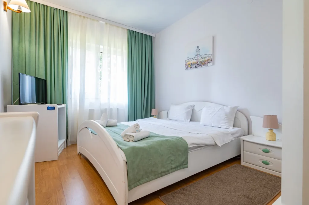 Camera Dubla Standard la Vila Zorile - Eleganță și Confort în Poiana Brașov