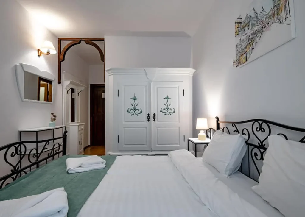 Camera Dubla Standard la Vila Zorile - Eleganță și Confort în Poiana Brașov